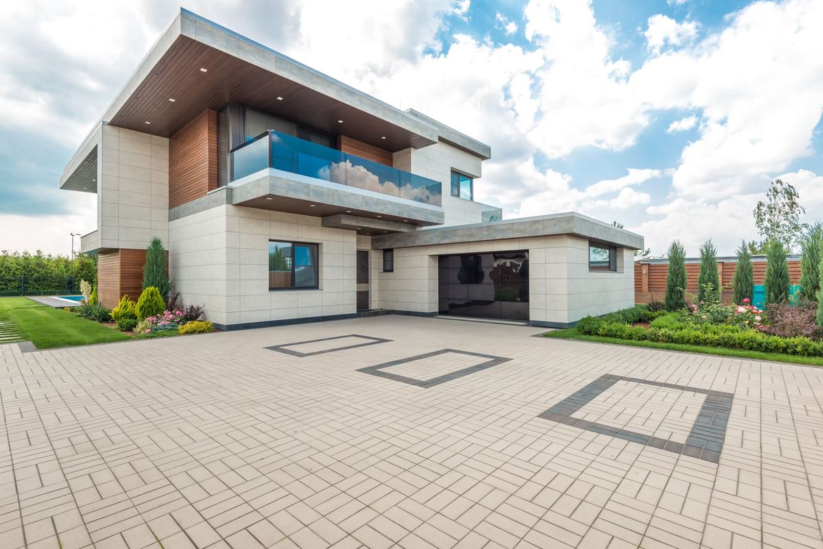 Front motor court in Belle Meade